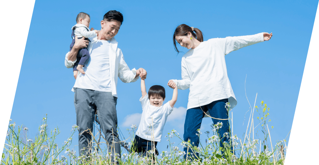 家族が手を繋いでいる写真