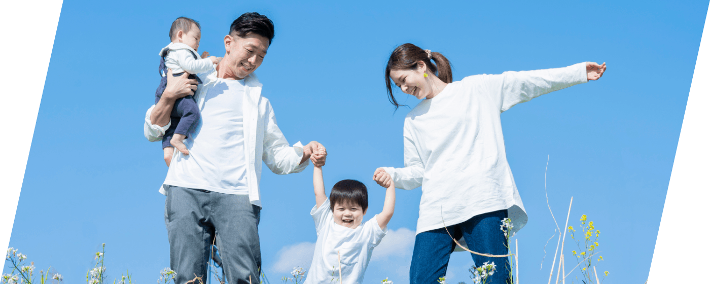 親子が手を繋いでいる写真